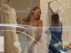 La fidanzata di Jack Whitehall, Roxy Horner, sembra in tutto e per tutto la sposa arrossita mentre prova diversi abiti da sposa prima del grande giorno