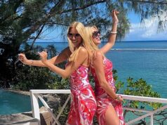 Tess Daly stupisce mentre gemella con la figlia sosia Phoebe indossando costumi da bagno rosa abbinati durante una lussuosa vacanza