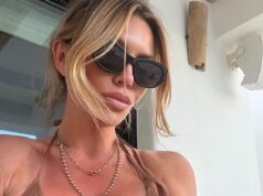 Abbey Clancy si esibisce in uno spettacolo sensuale con indosso uno striminzito bikini metallizzato mentre si gode una vacanza soleggiata con il marito Peter Crouch