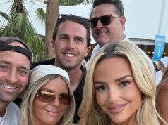 La star dell’AFL Marc Murphy e la sua affascinante moglie Jessie si chiamano “Barbie e Ken” mentre lei si esibisce in uno spettacolo da tettona al Coachella: “Plastic”