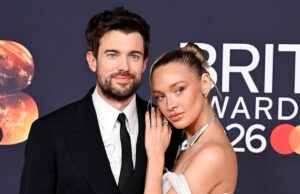 Gli ultimi sontuosi preparativi per il matrimonio di Jack Whitehall e Roxy Horner sono in corso mentre un furgone pieno di fiori arriva alla tenuta di campagna di Cotswolds in mezzo a strette misure di sicurezza