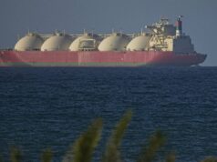 L’Iran dichiara lo Stretto di Hormuz completamente aperto al traffico commerciale durante il cessate il fuoco tra Israele e Libano