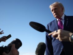 Trump afferma che gli Stati Uniti bloccheranno lo Stretto di Hormuz dopo il fallimento dei colloqui di tempo con l’Iran