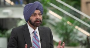 Presidente della Banca Mondiale: preparatevi a mesi di disagi, anche dopo la riapertura dello Stretto di Hormuz