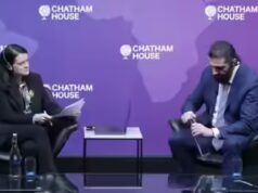 Guarda: Il presidente siriano fatica advert aprire una bottiglia d’acqua durante un evento nel Regno Unito mentre la conduttrice lo aiuta, il video diventa virale