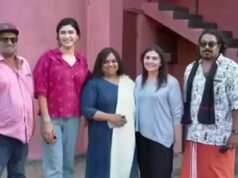 Suchitra Mohanlal fa visita a Saritha sui set di “Aarambham”.