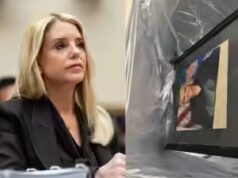 Il ritratto di Pam Bondi trovato nel bidone della spazzatura il giorno dopo che Trump l’ha licenziata dalla carica di procuratore generale