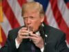 Trump pensa che bere soda uccida le cellule tumorali: “È appena spremuto, quanto potrebbe essere dannoso?”