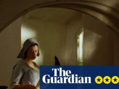 Recensione di Fantasmi di luglio: racconti intrecciati saltano attraverso il tempo in una favola divertente e bizzarra con un punto