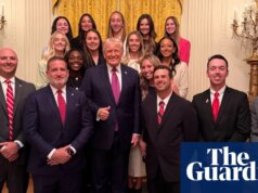 “Vale più di mille parole”: la foto di Trump che oscura la squadra di tennis femminile scatena una reazione negativa