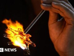 Un conflitto lontano minaccia i mezzi di sussistenza del polo indiano del vetro