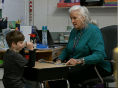 Una scuola ha imparato il linguaggio dei segni per comunicare con il suo unico studente sordo
