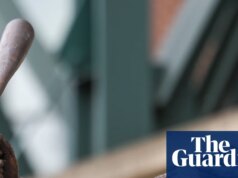 L’inaugurazione della statua di Ichiro Suzuki va storta perché la mazza di bronzo si spezza durante la cerimonia