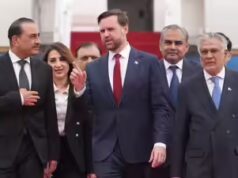 La squadra guidata da Vance atterra nella base Nur Khan di Pak, lo stesso hub aereo preso di mira dall’India durante l’Op Sindoor