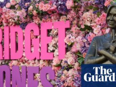 La statua di Bridget Jones diventa residente permanente di Leicester Square: “Fa sentire visti i londinesi”