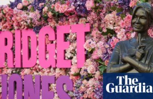 La statua di Bridget Jones diventa residente permanente di Leicester Square: “Fa sentire visti i londinesi”