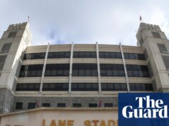 Paracadutista salvato dopo essersi schiantato contro il tabellone segnapunti prima della partita primaverile del Virginia Tech