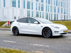 Tesla promette ai possessori di HW3 una versione lite di FSD, ma mancano mesi