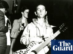 “Tu sei la macchina che uccide l’odio”: gli inni di protesta di Woody Guthrie colpiscono una nuova generazione