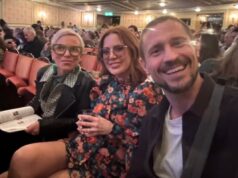 Il cattivo di Coronation Avenue è raggiante durante la serata fuori con i co-protagonisti prima del ritorno di scena