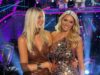 Tess Daly è entusiasta del sostegno della figlia Phoebe mentre va in spiaggia con indosso il costume da bagno della mamma