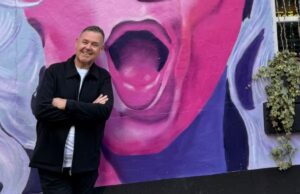 Tony Maudsley di Coronation Road cube che “non è la prima volta” mentre visita il tributo di Manchester all’amico Paul O’Grady