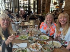 Sara Cox condivide i festeggiamenti per l’annuncio di BBC Radio 2 con le “wingwomen” dopo aver sostituito Scott Mills