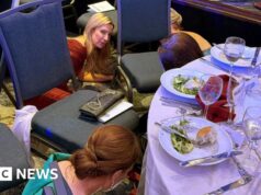 Com’period nella stanza mentre risuonavano gli spari durante la cena dei corrispondenti