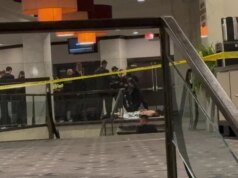 Un colpo di pistola durante la cena potrebbe aver colpito il telefono dell’agente nella tasca del giubbotto antiproiettile