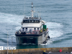 La guardia costiera francese salva più di 100 migranti che attraversano la Manica