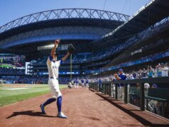 Rottura della mazza: i marinai rompono la statua di Ichiro durante la rivelazione