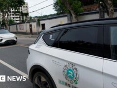 Un malfunzionamento di massa dei robotaxi blocca il traffico nella città cinese