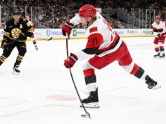 I Bruins ostacolano gli Hurricanes che ricuciono la Metropolitan Division