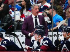 L’allenatore di Avalanche Jared Bednar (lesioni al viso) salterà le prossime due partite