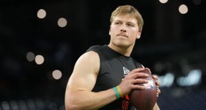 Gli Eagles scelgono il quarterback dello stato del Nord Dakota Cole Payton