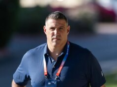 Le foto degli anni ’20 mostrano Mike Vrabel e Dianna Russini che si baciano