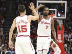 I Assured Rockets mirano advert estendere la serie di vittorie consecutive contro i Bucks in visita