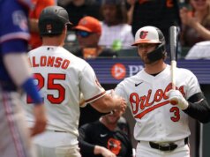 Gli Orioles si appoggiano all’attacco, salvando la partita finale della serie contro i Rangers
