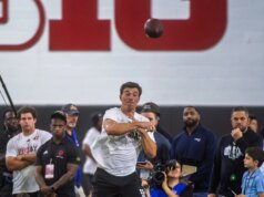 Il QB dell’Indiana Fernando Mendoza mostra le abilità della NFL per i Raiders e altri durante la giornata dei professionisti
