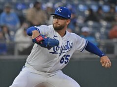 I reali si rivolgono a Noah Cameron nel finale della serie contro i White Sox