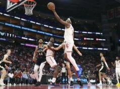 I razzi producono quanto basta per tenere a bada i Bucks a corto di personale