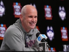L’allenatore dell’UConn Dan Hurley rimette a fuoco gli Huskies: “Qui per suonare, non per guardare”