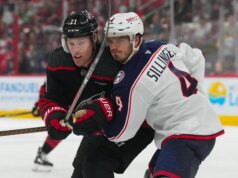 Gli uragani tentano di spazzare through gli isolani in scivolata