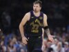 Report: Luka Doncic si farà curare in Europa per uno stiramento al tendine del ginocchio