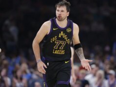 Report: Luka Doncic si farà curare in Europa per uno stiramento al tendine del ginocchio
