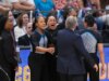 Geno Auriemma e Daybreak Staley si impegnano in una discussione finale