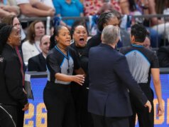 Geno Auriemma e Daybreak Staley si impegnano in una discussione finale