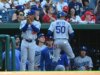 I Dodgers SS Mookie Betts (dietro) dovranno sottoporsi advert un esame MRI