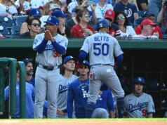 I Dodgers SS Mookie Betts (dietro) dovranno sottoporsi advert un esame MRI