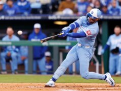 Il grande inning dei Royals guadagna la divisione del doubleheader contro i Brewers